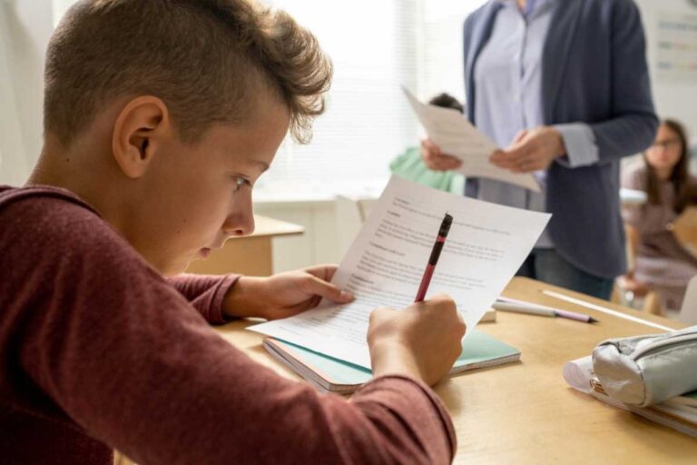 Avaliação formativa na prática escolar Avaliação formativa na prática escolar